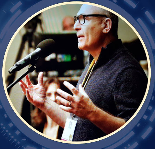 Rafael Stuchiner speaking at a professional event